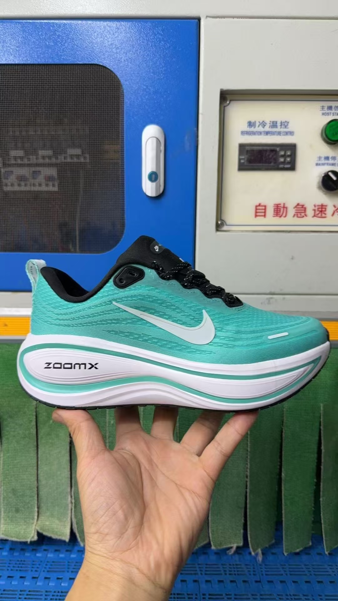 Nike Vomero V18 #华D