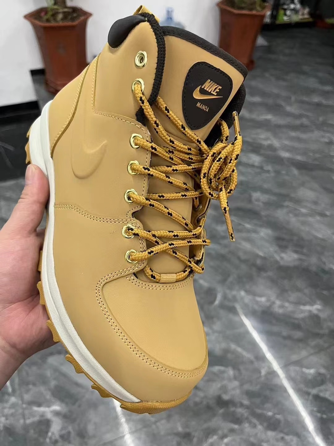 Nike Outdoor High 登山鞋（080）
