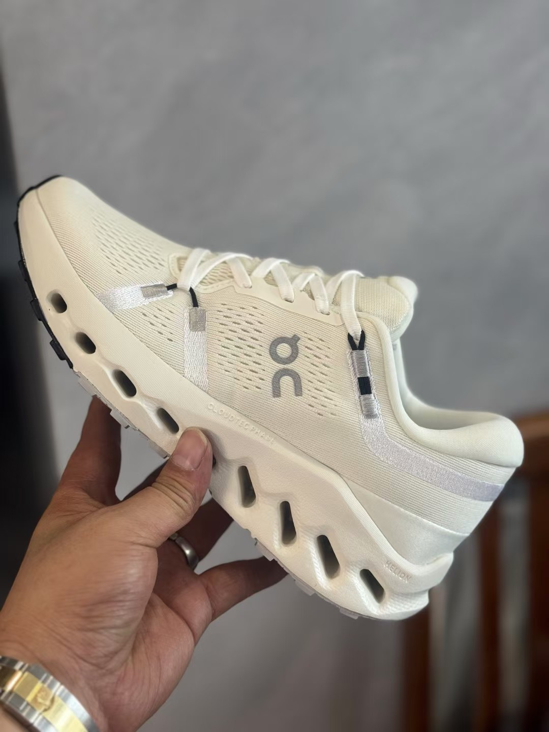 On Cloudsurfer 2 （F112）