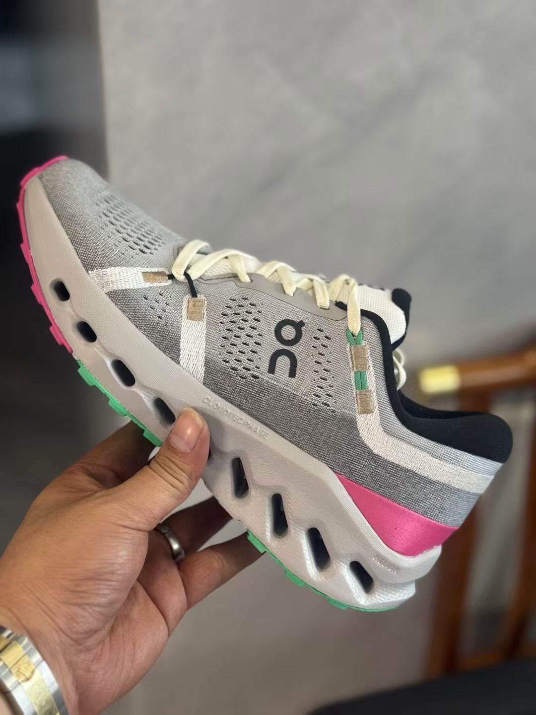On Cloudsurfer 2 （F112）