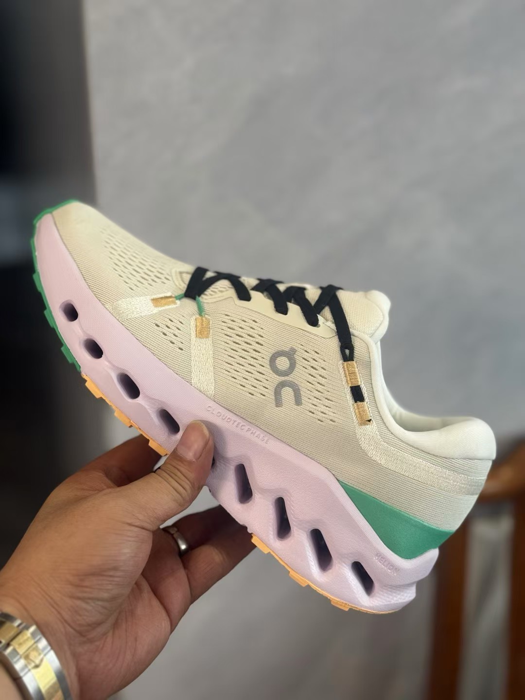 On Cloudsurfer 2 （F112）
