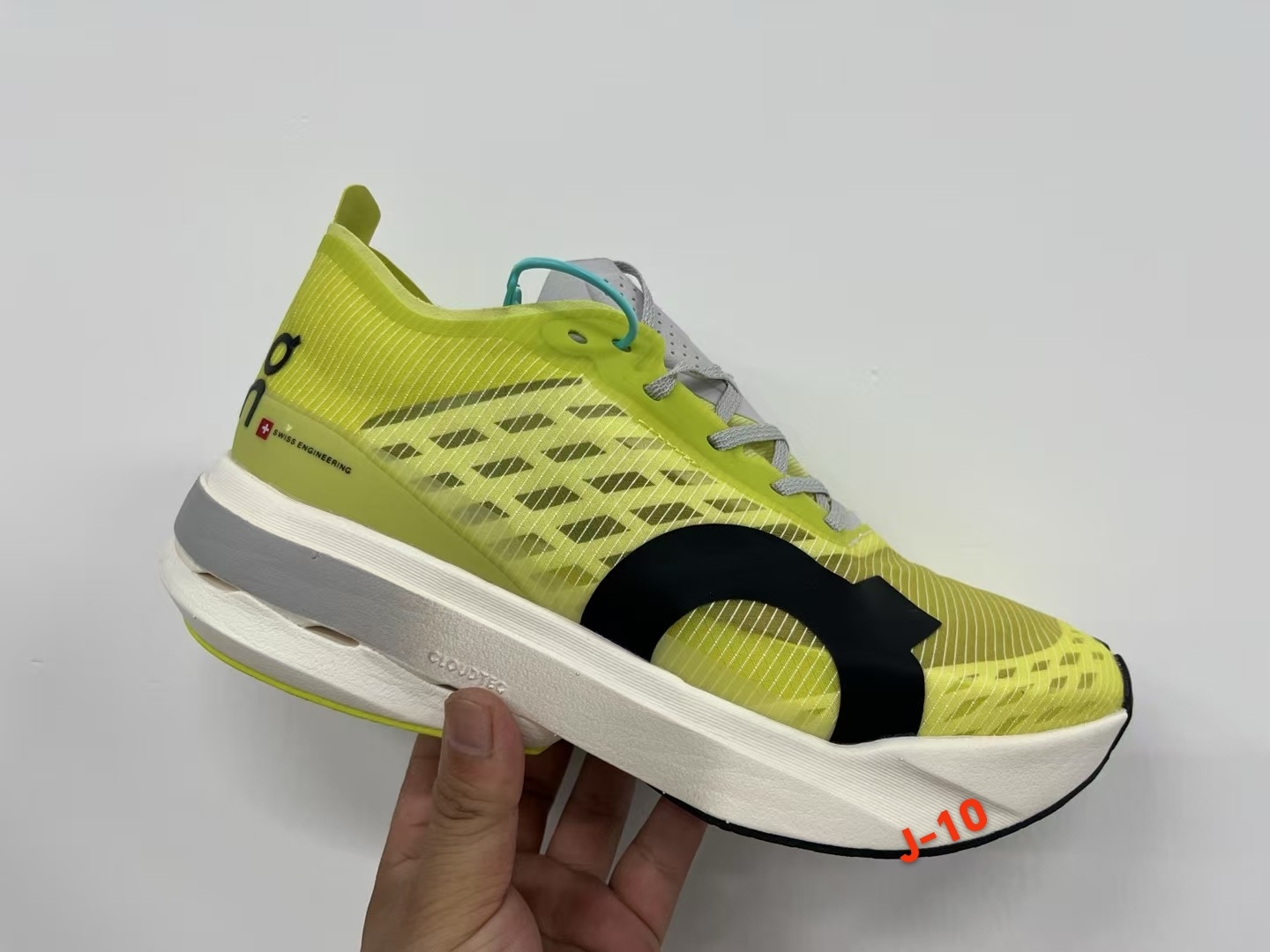 On Running（J-10）